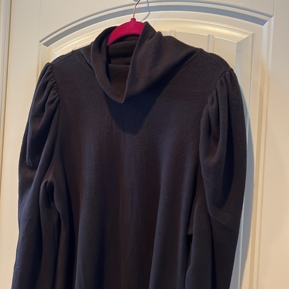 𝅺soft black turtleneck with slight puff shoulder classic
Staple size XXL